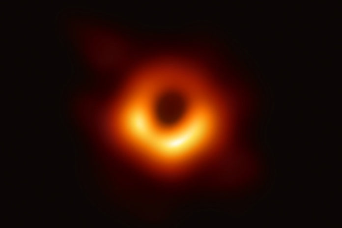 Ученые показали первую в истории человечества фотографию чёрной дыры