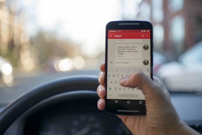 Водители, «залипающие» в смартфон, оказались опаснее пьяных за рулем