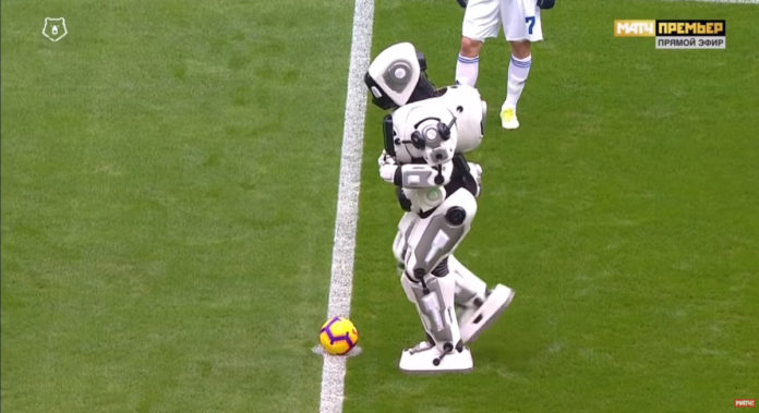 Человека в костюме робота снова попытались выдать за настоящего андроида